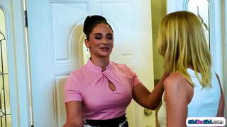 Küçük memeli sarışın dolandırıcı büyük memeli mılfs kaçak üvey kızı gibi davranıyor ve üvey annesi tarafından tüylü kedi yaladı kendini bulur