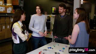 Amatir foursome bangsat jeung cock lapar MILF ibu rumah tangga