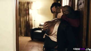 Pervy client vol tenir sexe amb sexy agent de béns arrels Osa Preciós i després va comprar la casa