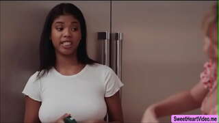 Żagħżugħa Nia Nacci għassa Dana DeArmond jilgħaq tagħha, latina