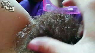 Amatieru draudzene, ar matains incītis masturbē pretējā spogulis