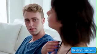 Se denna sötnos tonåring brunett suger stor kuk och få hennes fitta fingered djup