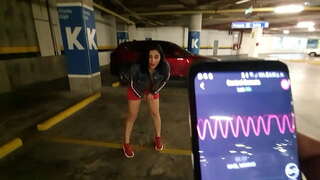 Kåt tjej finger hennes fitta på Mall parkeringsplats Kåt tjej finger hennes fitta på Mall parkeringsplats