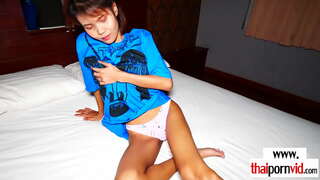 ̊�키니는 갈색 머리 아마추어 아시아 bargirl 를 타고 유럽의 닭