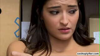 Kåt Officer äntligen får en chans att knulla Emily Willis i doggy