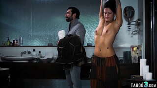 Busty teen fucked garbh ag perv lendlord malartú saor in aisce seomra