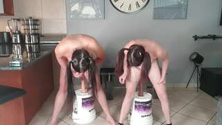 2 desnudas tetas pequeñas relegada putas haciendo el dildo squat mierda reto juntos | consolador paseo