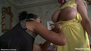 Brunett lite dominatrix Sandra Romain piskor stora boobs lång blond tjeckiska lesbiskt slav Angel Wicky sedan anal knullar henne i lina bunden med strap-on kuk