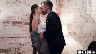 Сексуални милфу Беллу Роллан трахнули тако чврсто и дубоко, и она је тако волео