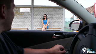 Negra, pagpili ng malungkot na kabataan sa bus station, na nagpapakita ng kanyang kung paano cool na ay pampubliko, sa kalikasan