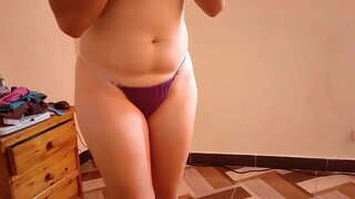 Zła macocha pieprzy mnie i ssie fiuta, kiedy wracam do domu ze szkoły i cały dzień