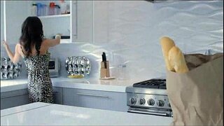 גרויס מאַרטיני קער אויף מיט פרוי וועראָניקאַ אַוולווו