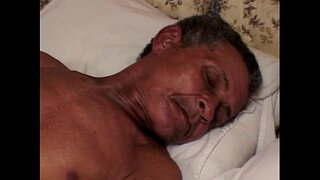 ���ழைய மனிதன் சில கொழுப்பு புண்டை பெறுவது