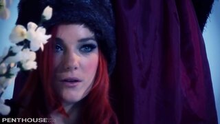 Penthouse Lesbiennes Dani en Marie neuken met elkaar in de sneeuw