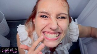 Beungeut Bangsat Deepthroat keur Ngora Babeh jeung Cum dina Huntu pikeun Beberesih