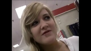 Calenta gossa li pren enorme penis a la boca