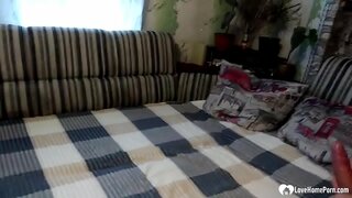 Hans nya fru låter honom knulla henne liksom hennes styvdotter i en trekant. Hans nya fru låter honom knulla henne liksom hennes styvdotter i en trekant.
