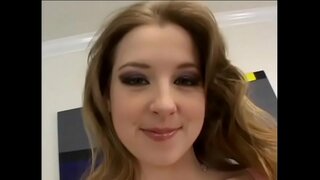 Sexy chica con la cebolla culo le encanta chupa la polla y se la follan doggystyle