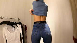 WOW! Hot jente med små pupper dressing-t-skjorter og bluser i offentlig garderoben 4K 60Fps