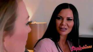 Äitipuoli Osoittaa, Miten Tytär On Lesbo Seksiä