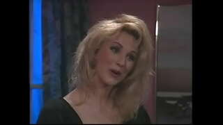 Úžasná blondínka lady sucks kohút a dostane sa jej ružový kunda v háji na čiernom gauči